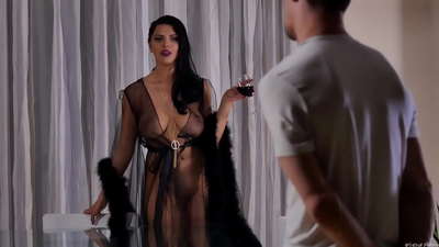 Līstīte Kira Queen uzaicināja savu kaimiņu uz tēju un izdrāzās viņu uz vakariņu galda